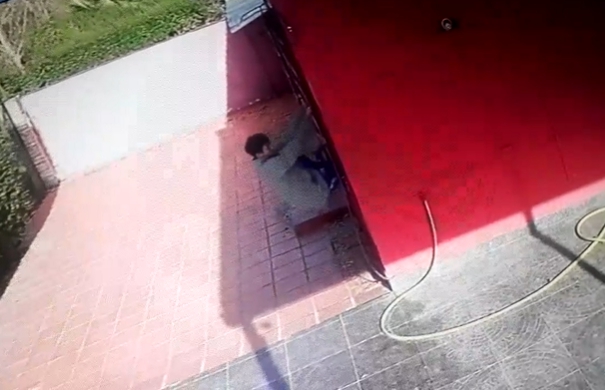 Video: así robó un joven una casa en barrio Santa Brígida